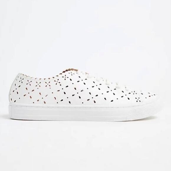 Torrid 9 W Faux Leather Laser Cut Lace Up Sneaker Casual Shoes Scalloped White - Picture 15 of 15